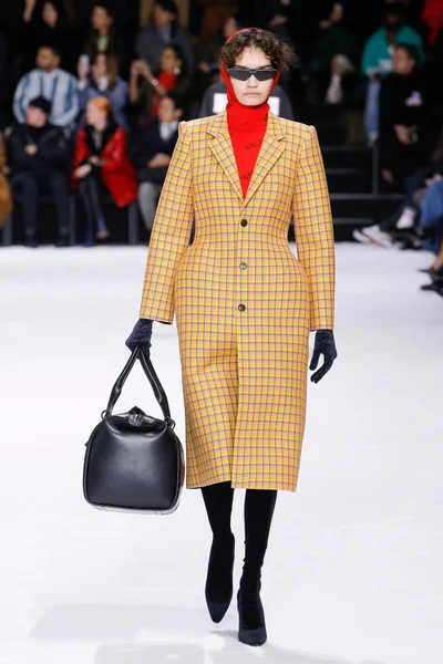 Look 32